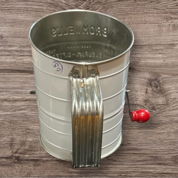 Vintage Bromwell's Flour Sifter with Red Apple Design - Picture 3 of 7